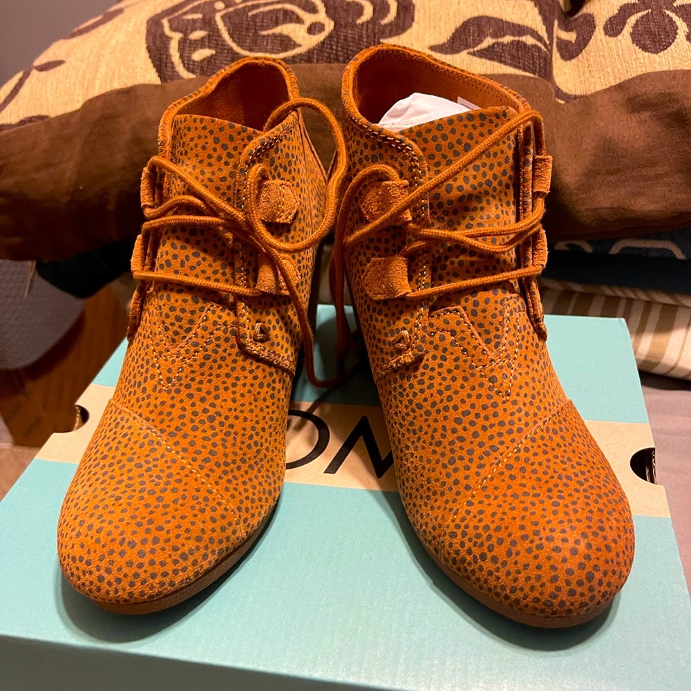 Toms wedge bootie size 8